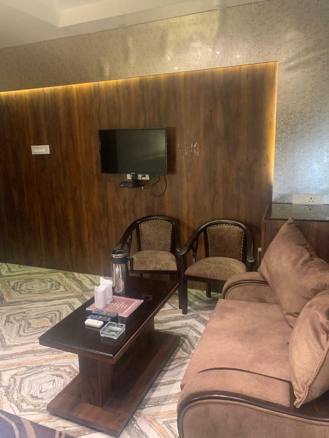 Hotel Mmk Kanpur Zewnętrze zdjęcie